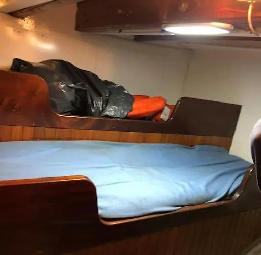 Louez Notre Bateau Immobilisé ! * Grosbreuil